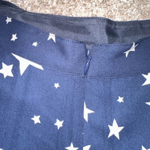 J. Crew Women’s navy skirt with white stars size 10 zips in the back with clasp - Picture 4 of 4